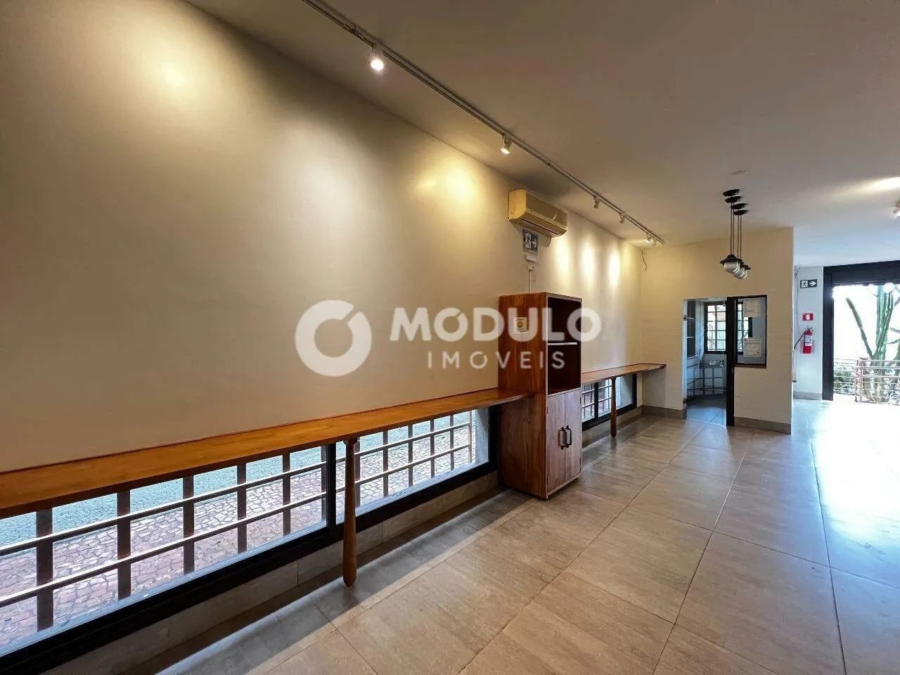 Casa comercial disponível para locação no bairro Martins.