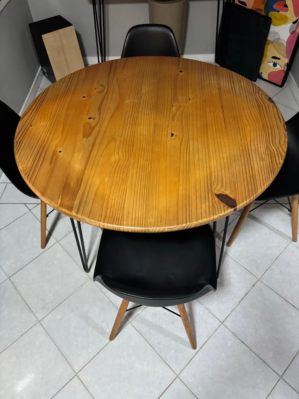 Mesa de jantar com cadeiras e aparador