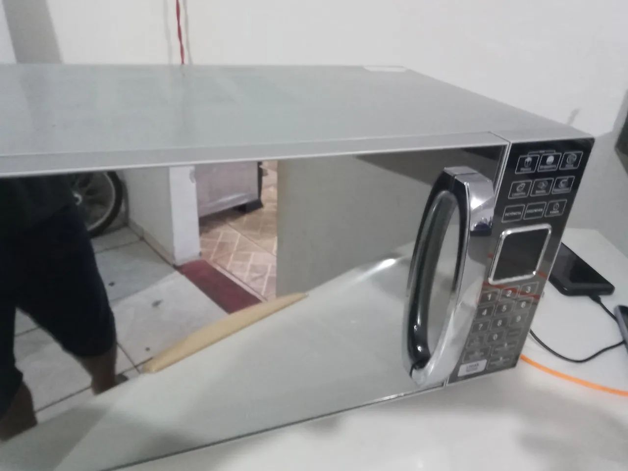 Vendo um microondas Philco PME25 espelhado, 20 litros  - Foto 2