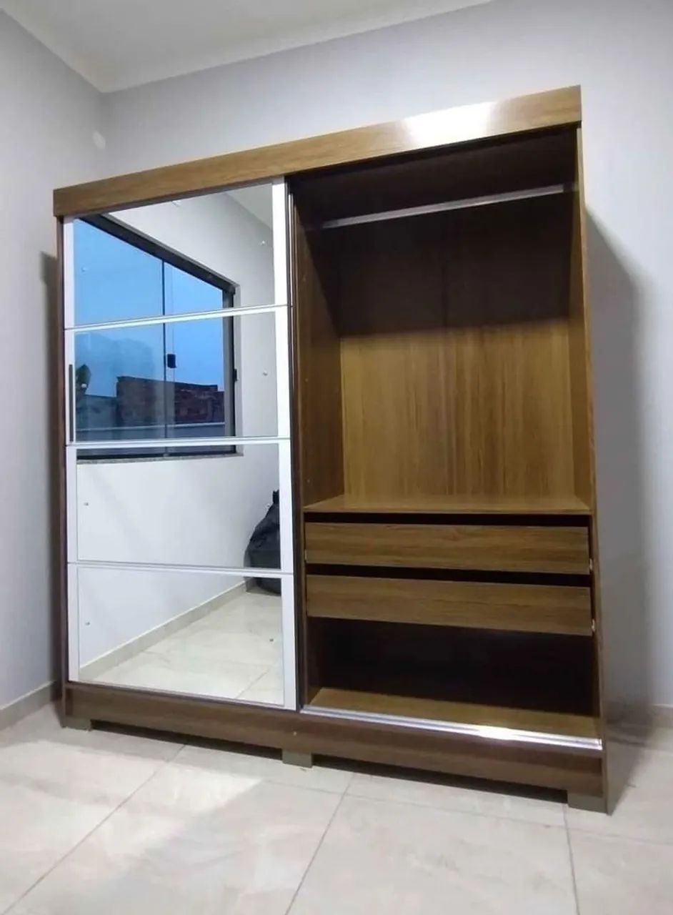 Guarda roupa e mesa 