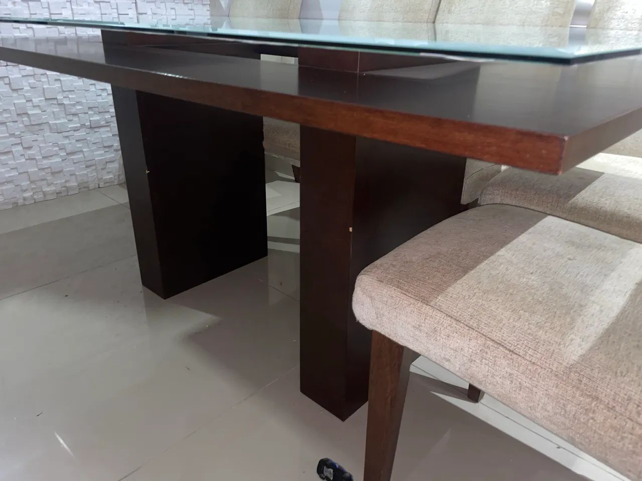 Mesa de madeira com tampo de vidro - Foto 4