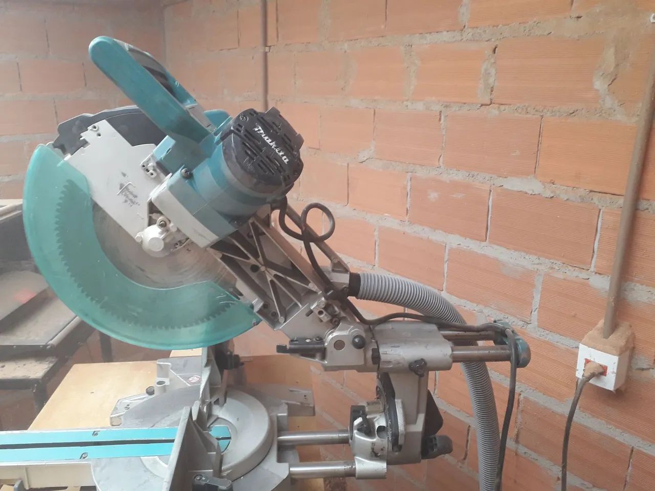 Serra Meia Esquadria Makita 12 polegadas  - Foto 5