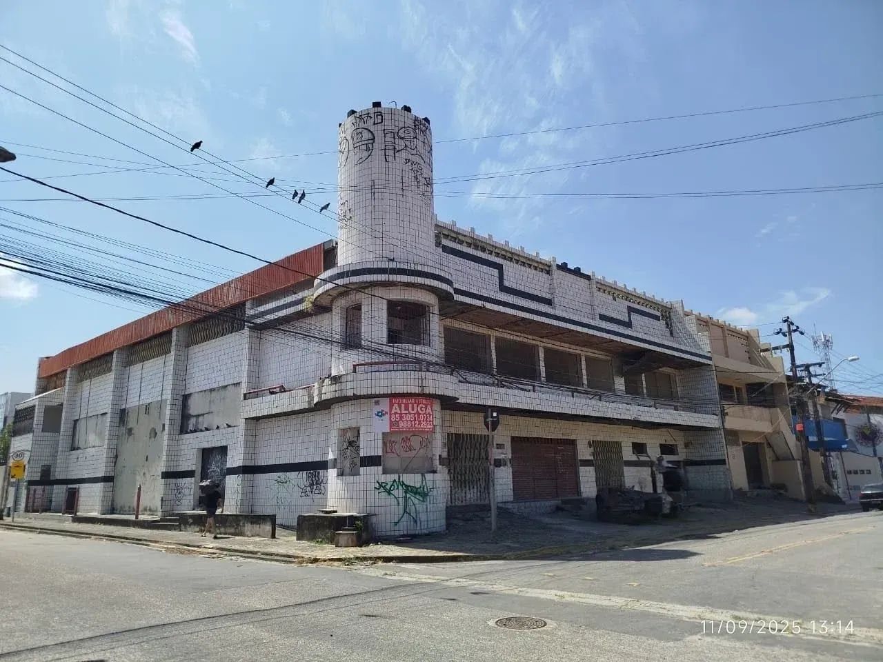 ALUGA-SE PRÉDIO COMERCIAL DE ESQUINA PRÓXIMO AO HOSPITAL DA MULHER