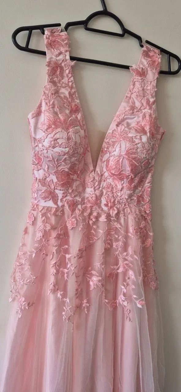 vestido longo rosa claro de tule bordado