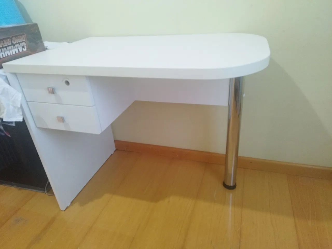 mesinha tipo escrivaninha elegante e funcional 