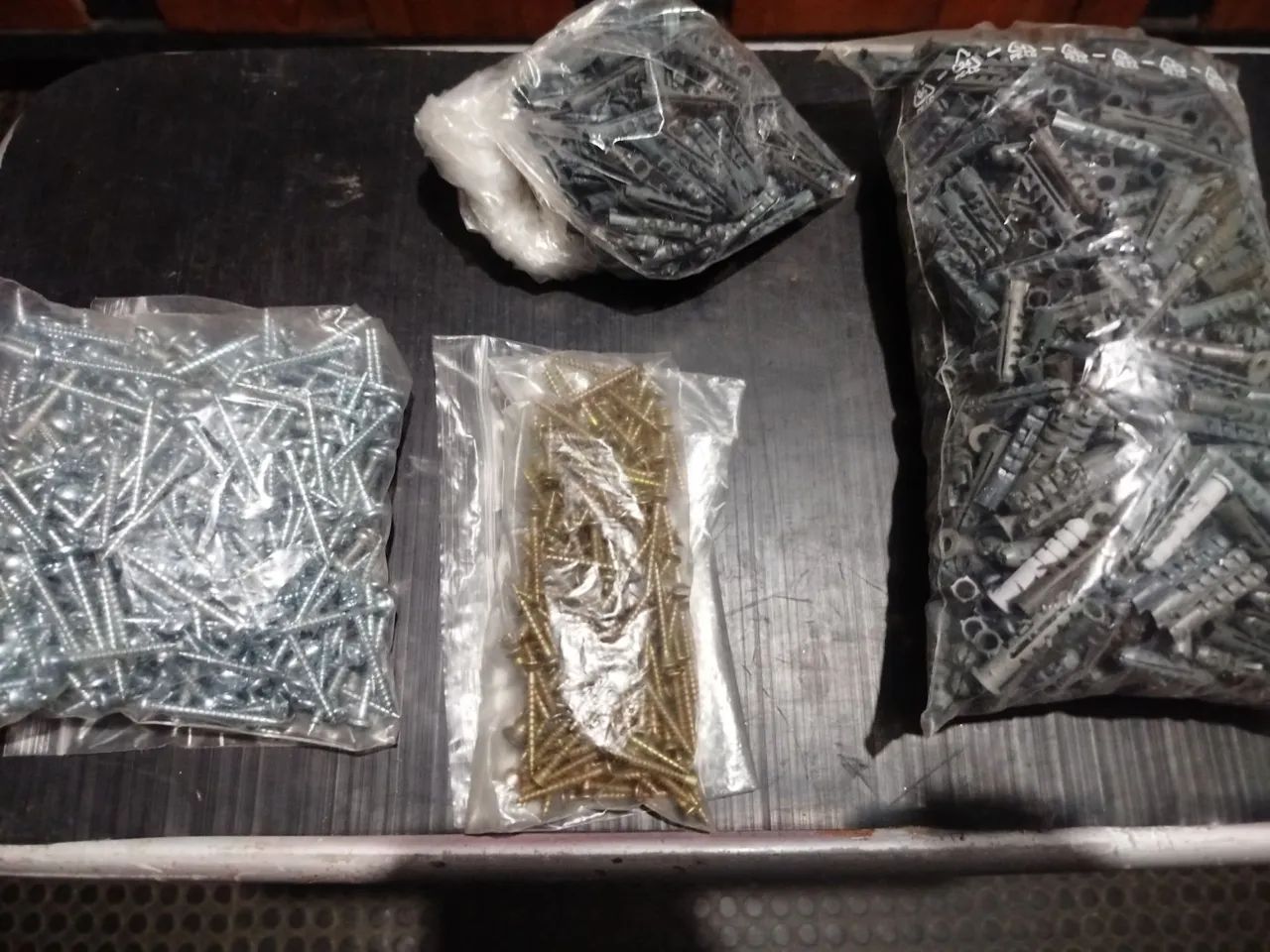 Buchas e parafusos 423932434444472320