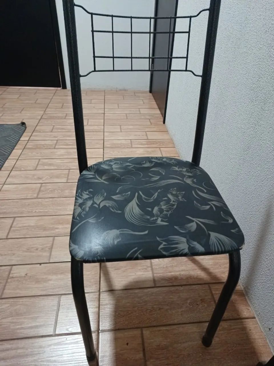 MESA COM 4 CADEIRAS - Foto 4