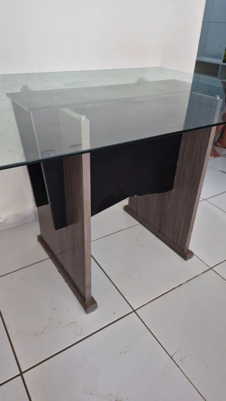 Mesa com base de vidro