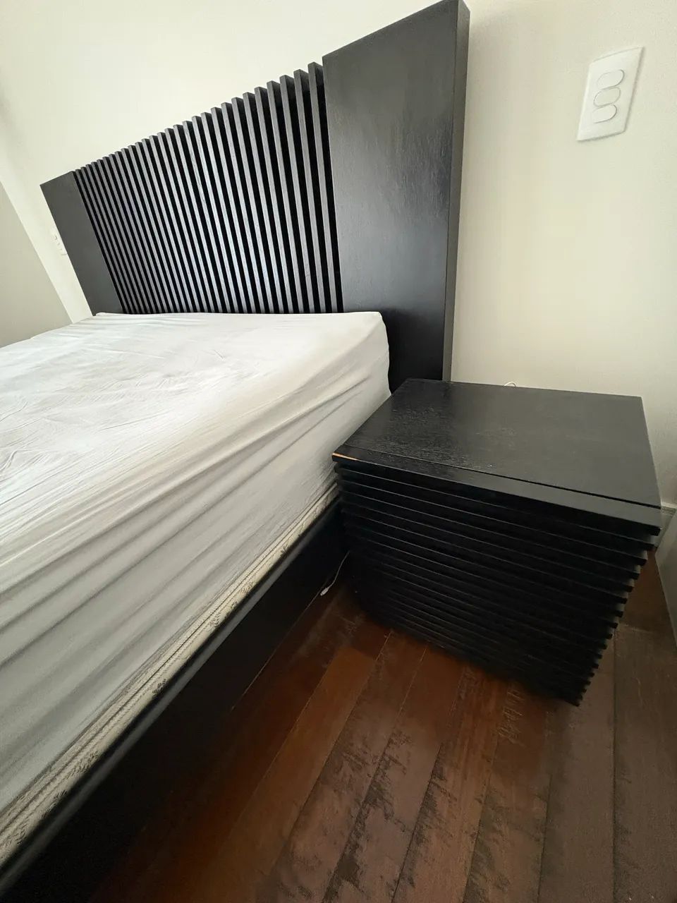 Cama Queen e mesas de cabeceira  - Foto 5