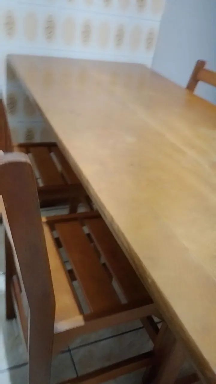 Vendo mesa de madeira com 4 cadeiras - Foto 2
