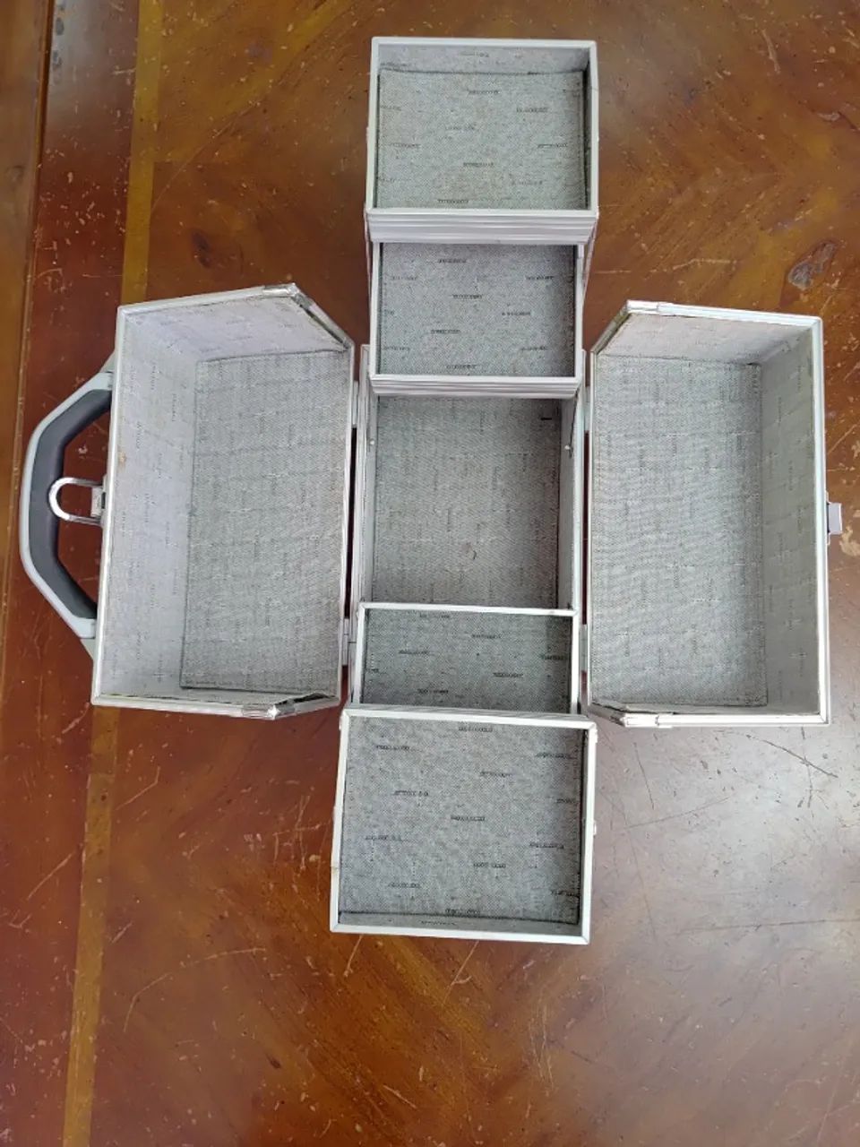 Maleta de Maquiagem Aluminio Usada P-87 - Foto 4