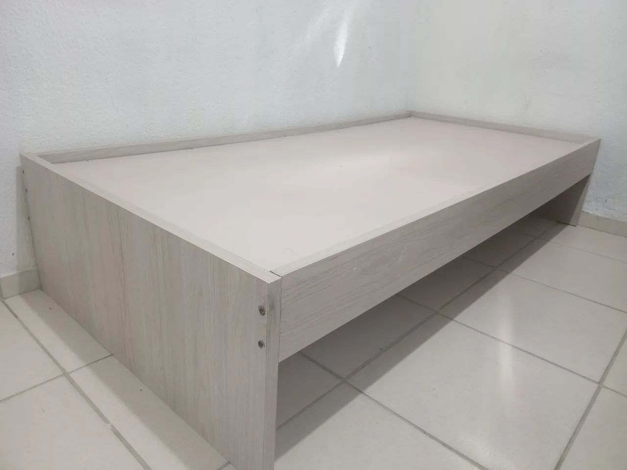 CAMA DE SOLTEIRO MDF. , UMA PENTEADEIRA COM ESPELHO. - Foto 2
