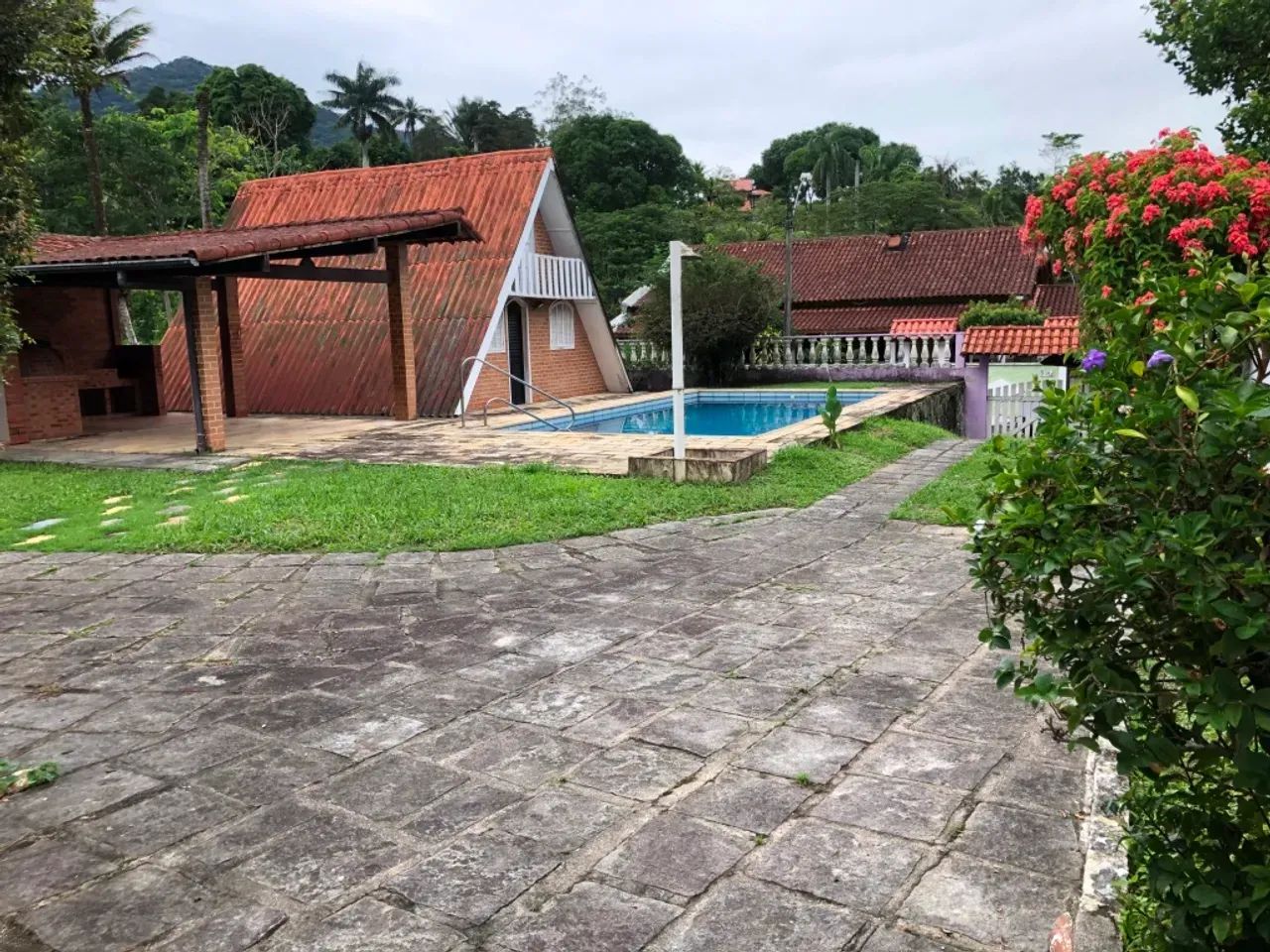CASA DUPLEX 04 QTS EM CONDOMÍNIO FECHADO COM PISCINA E CHALÉ. - Foto 2