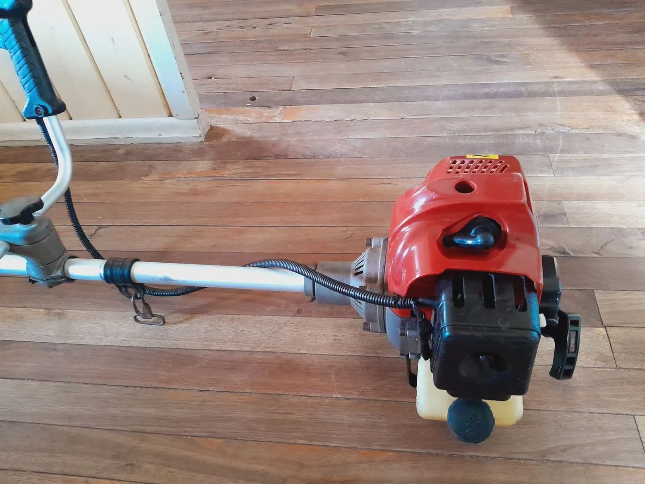 Vendo máquina de cortar grama  ou troco pro play 2 com controles ou por bike aro 29 - Foto 2
