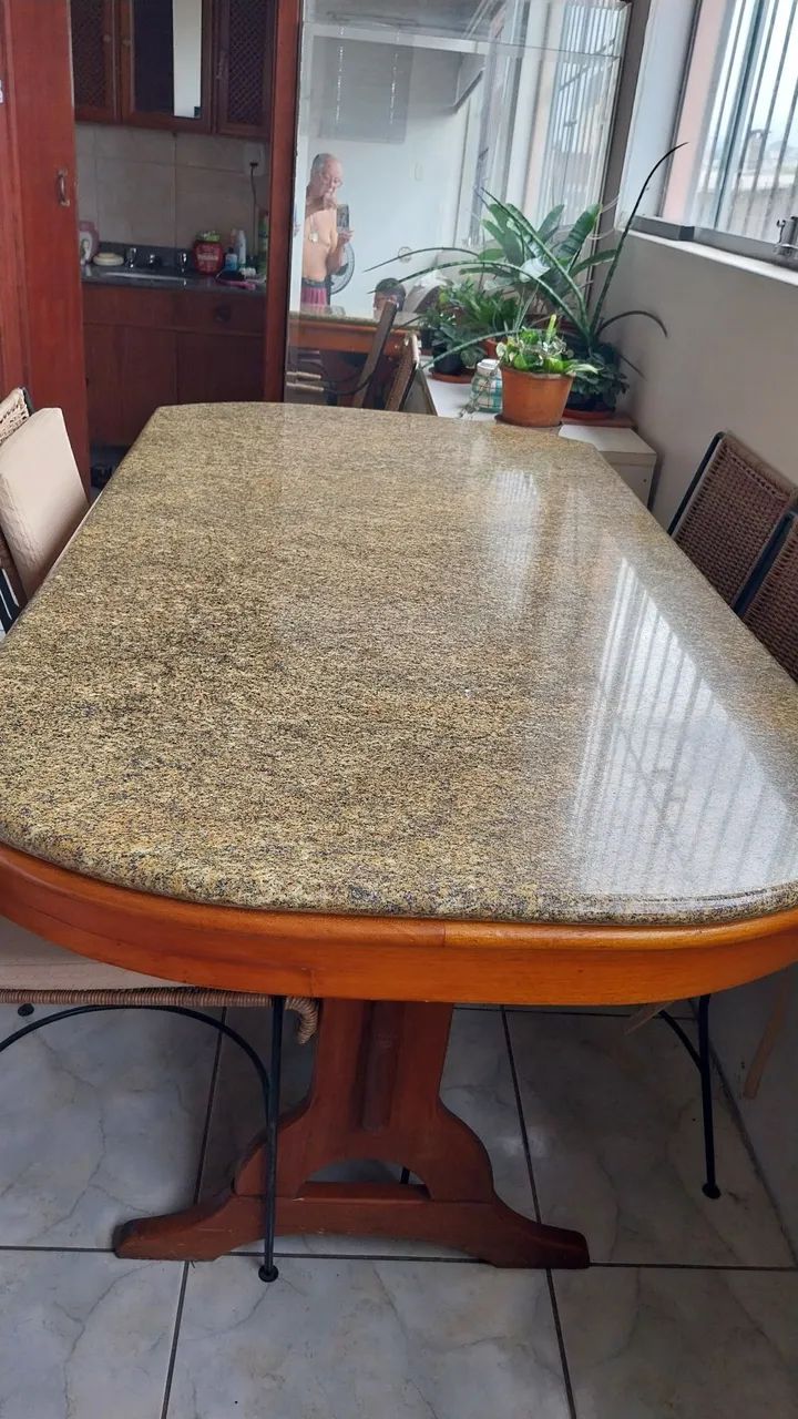 Mesa Vintage de Madeira, 1 Granito de 2 polegadas,  6 Cadeiras se ferro com palha.