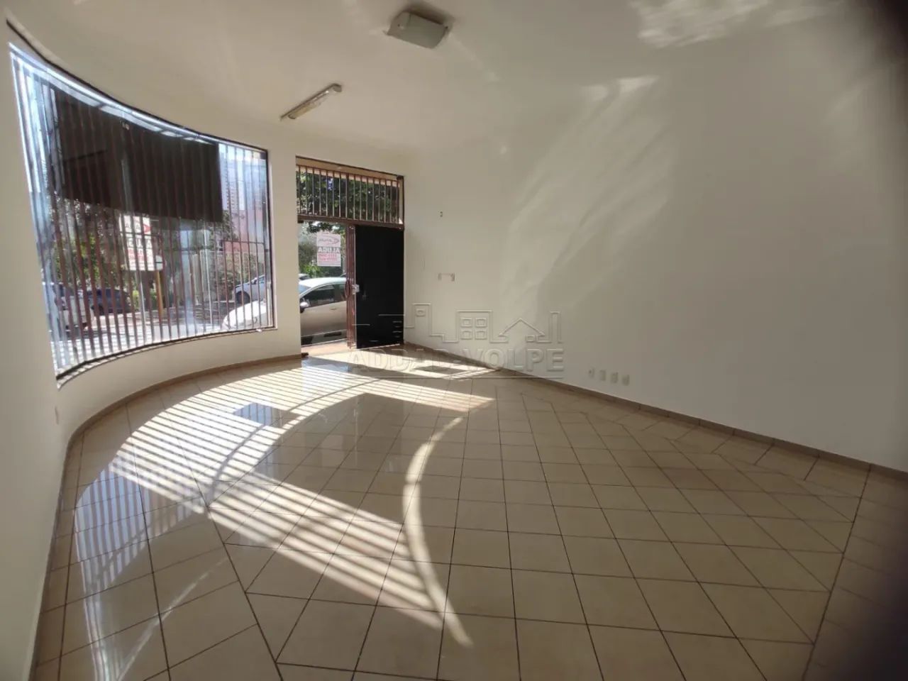 Sala comercial com frente em blindex e localização privilegiada - Foto 5