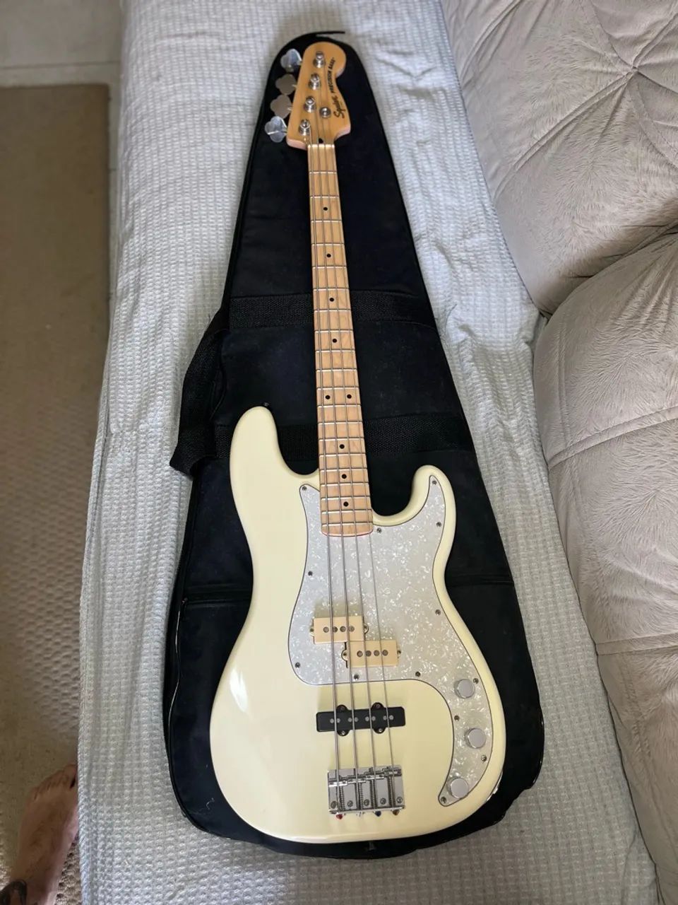 Baixo Squier 