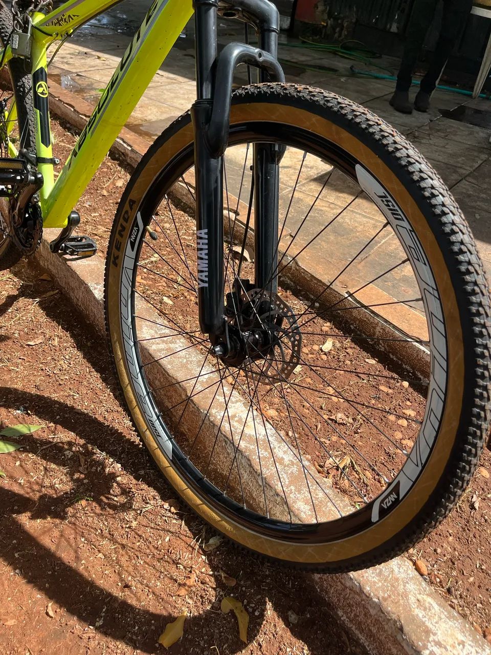 Bicicleta aro 29 absolute nero verde limão bem conservada freio a disco  - Foto 4