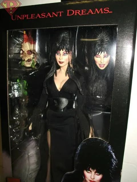 Action Figure/Boneca Elvira Rainha das Trevas. NECA. ORIGINAL. COM CAIXA. USADA. COMPLETA. - Foto 5
