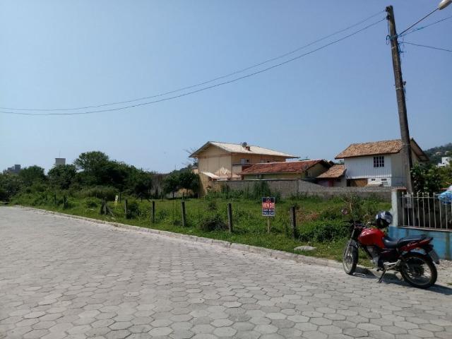 Ótimo terreno com 528 m2 na Praia de Bombas - Investimento garantido