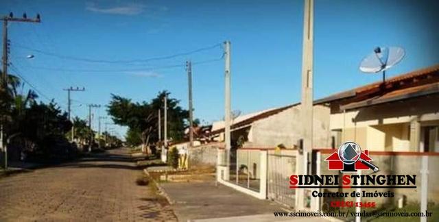 Casa na praia, local com rua pavimentada, imóvel próximo a água - Foto 9
