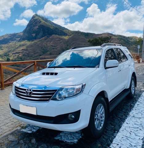 **TOYOTA SW4 DIESEL 2015 PARA PESSOAS EXIGENTES