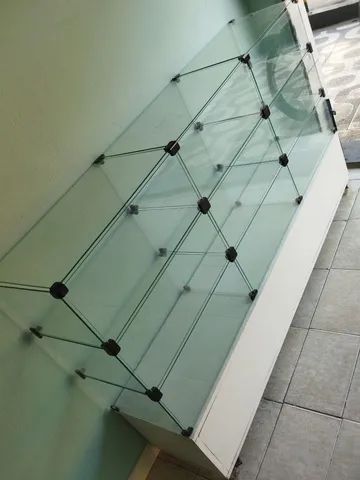 Balcão de vidro , com base de madeira com rodinhas 