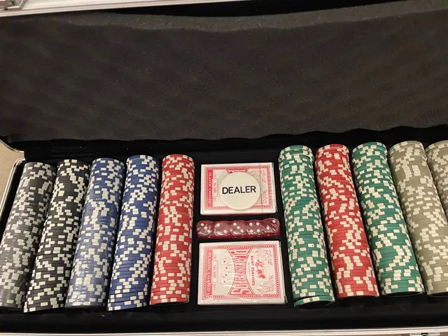 Maleta de poker 500 fichas baralho dados kit completo jogador