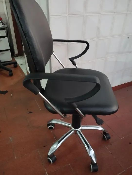 Cadeira de Escritório Giratória - Preta - Foto 2