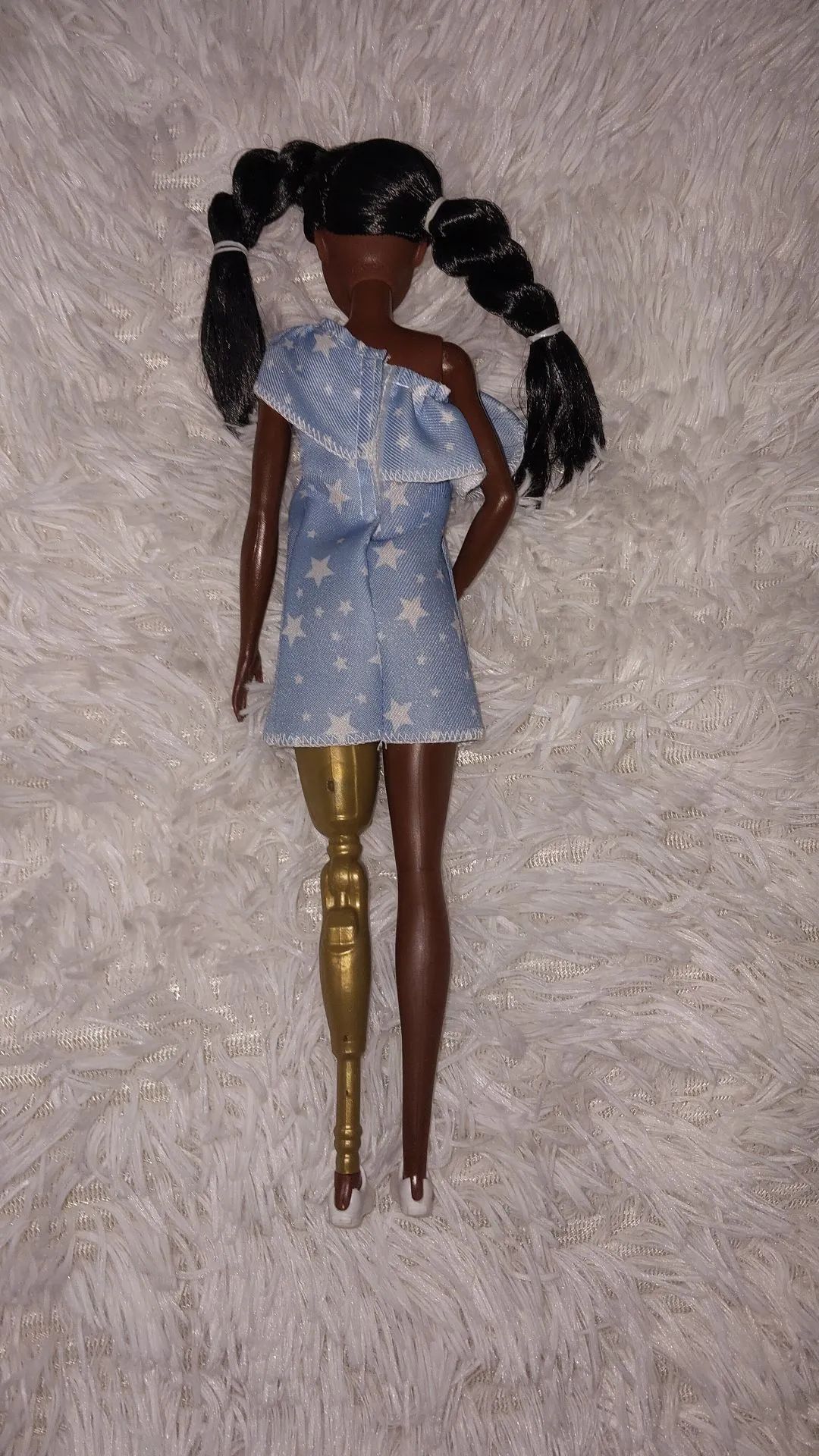 Boneca Barbie com perna mecânica Vestido Azul Estampado - Foto 3