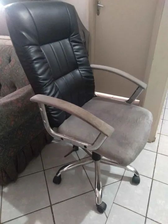 Cadeira de escritório giratória c/ rodas e braços em Aço / Tecido Preto