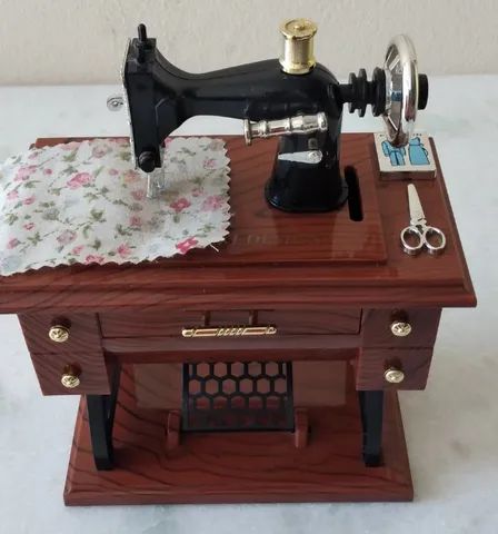 Brinquedo Caixinha de Musica Maquina de Costura