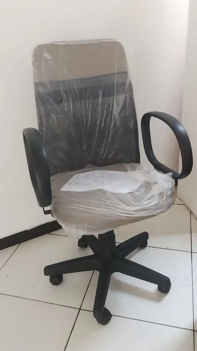 Nova na caixa. Cadeira com tele e regulagem na altura.