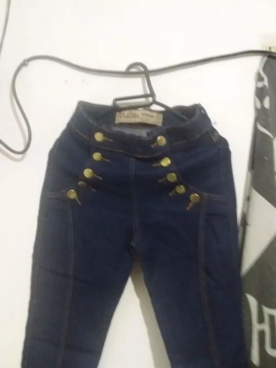 Calça  jeans feminina  com botões  laycra número 38 - Foto 4