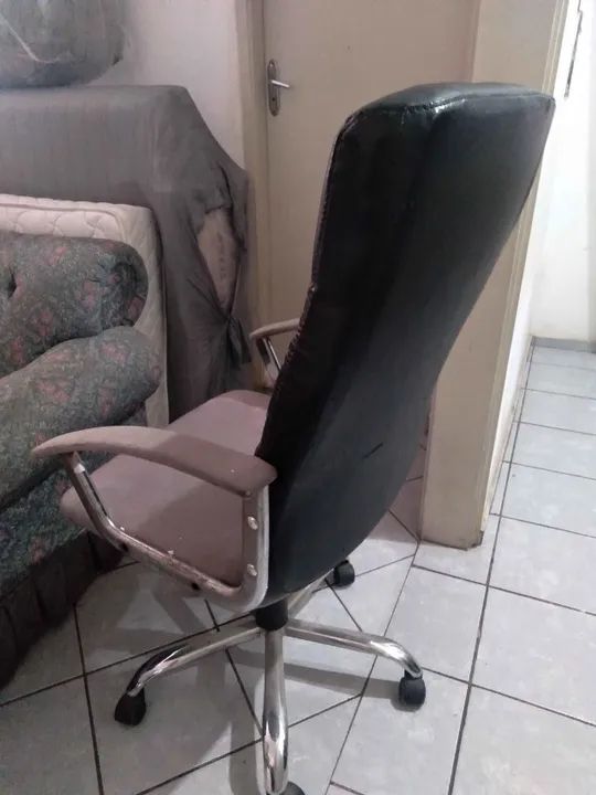 Cadeira de escritório giratória c/ rodas e braços em Aço / Tecido Preto - Foto 2