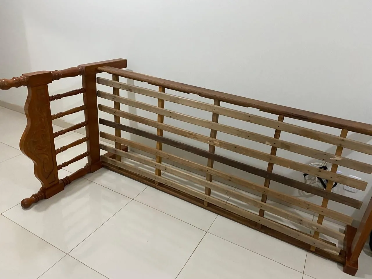 Cama de madeira maciça com cabeceira resistente - Não Entrego