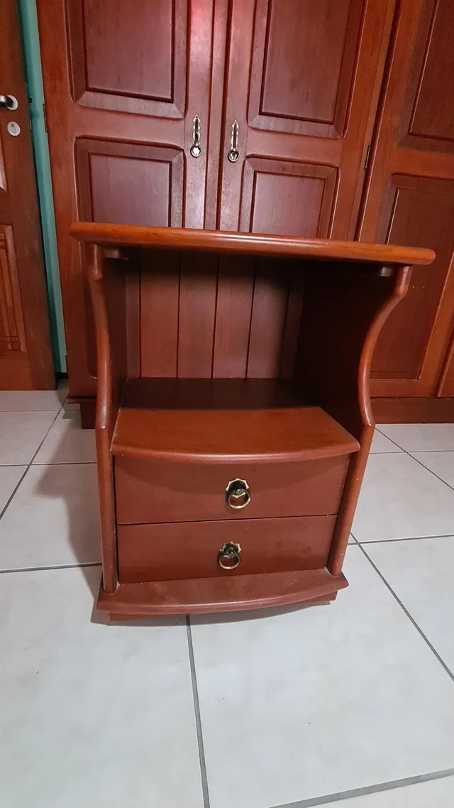 Mesa de Cabeceira em madeira maciça