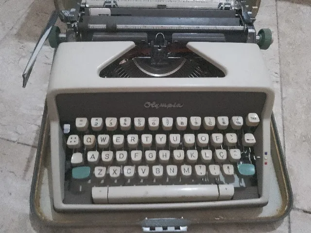 Máquina de Escrever Olympia Made Germany Vintage Raríssima Estojo Original único dono