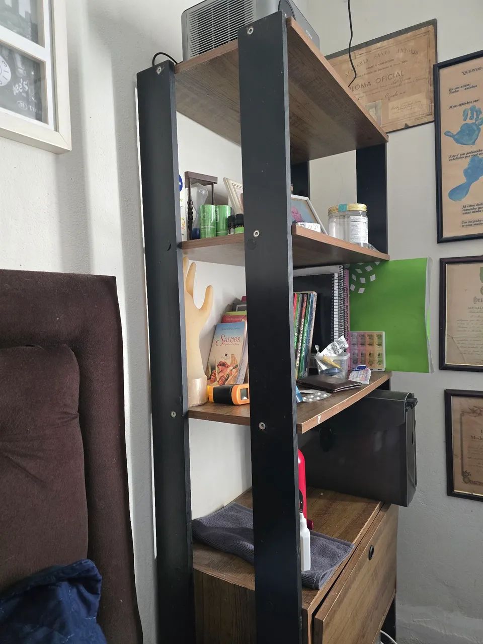 Estante de madeira com nichos e porta - Foto 3