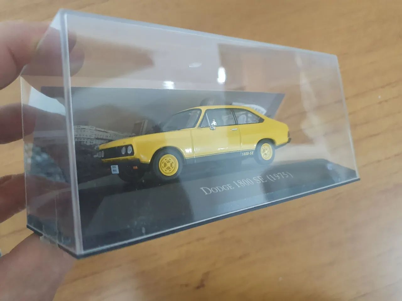Miniatura Dodge 1.800 SE 1975, escala 1:43 - Foto 4