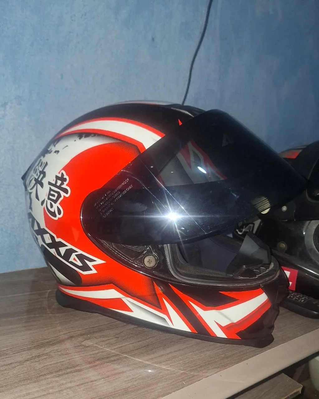 Capacete Axxis com Design Moderno e Visor Escuro