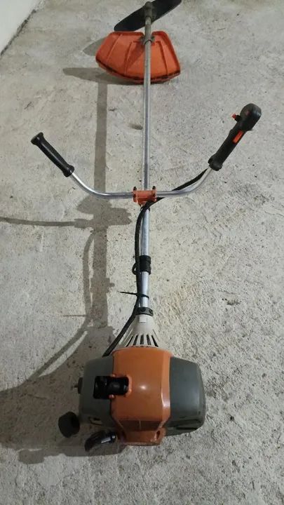Roçadeira de motor a gasolina
