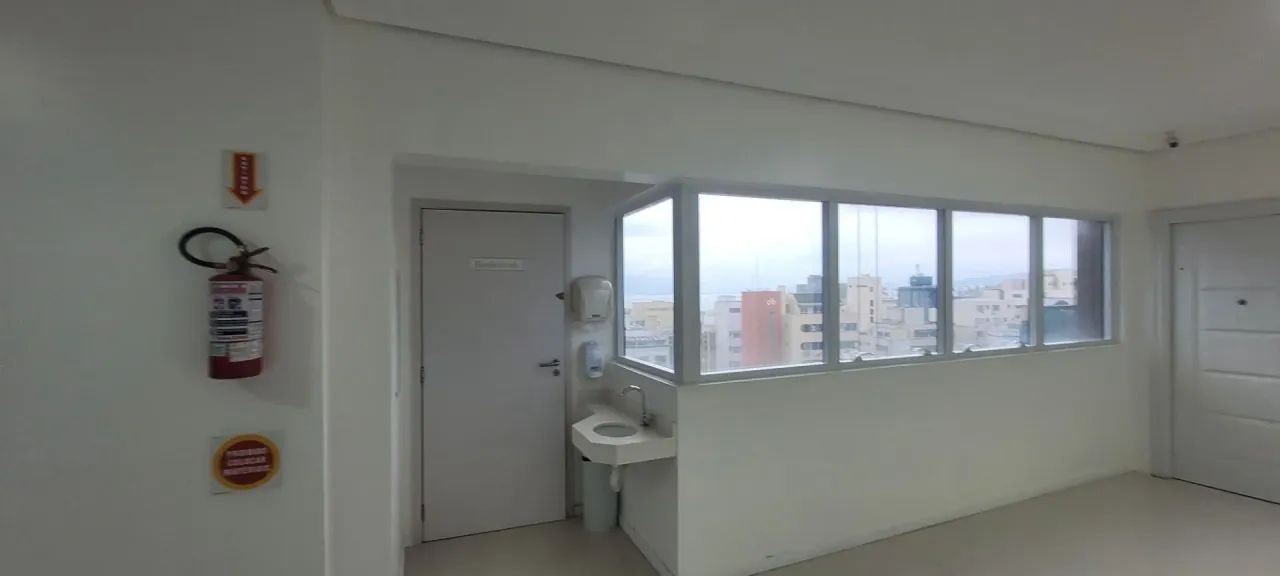 Andar/Sala comercial com vista mar e 2 vagas para locação no Centro de Florianópolis. - Foto 2