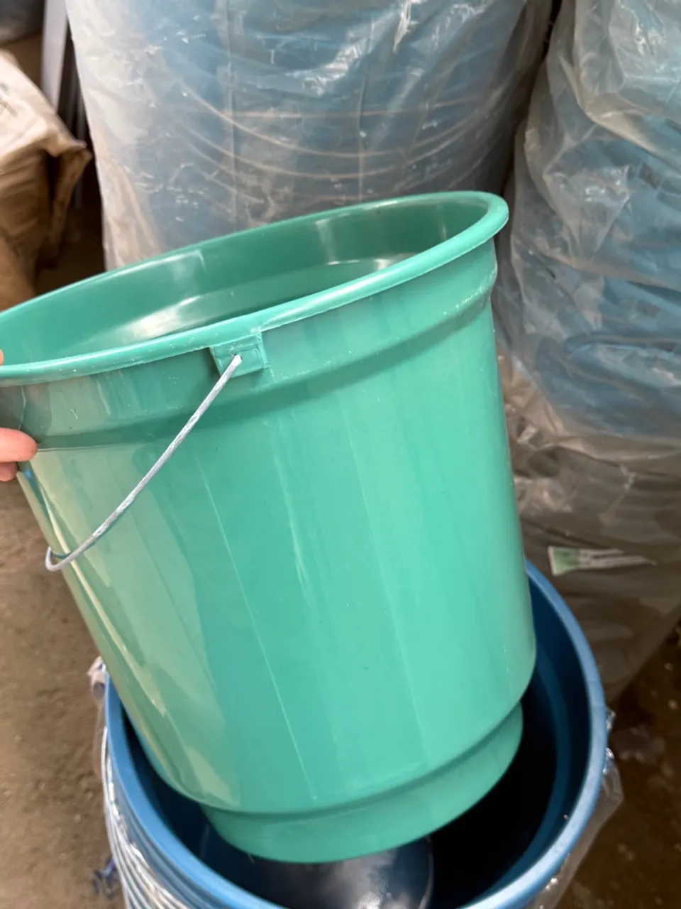 Balde de plástico verde resistente