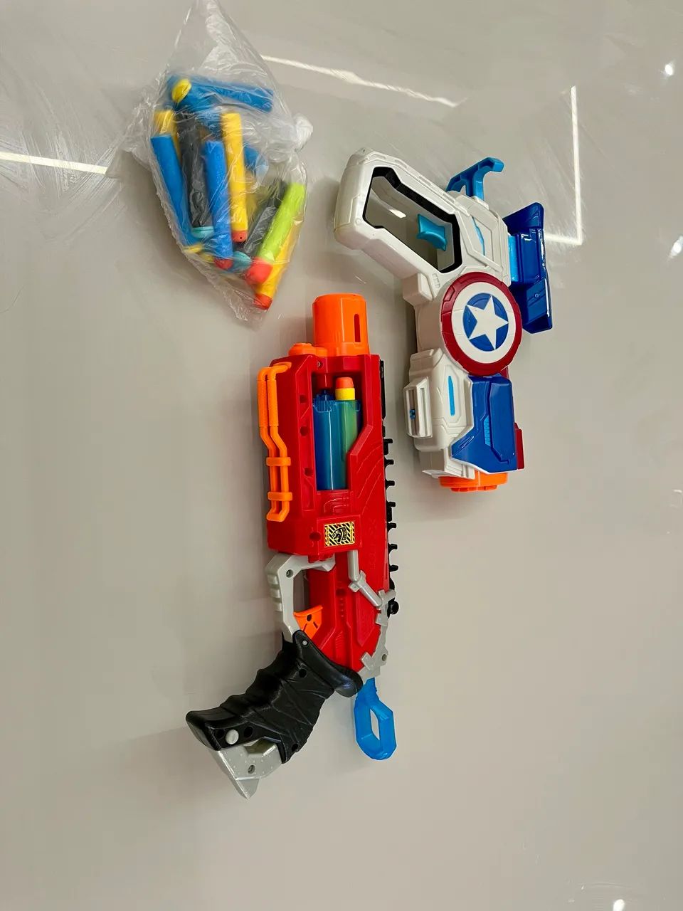 2 Nerf com algumas munições 