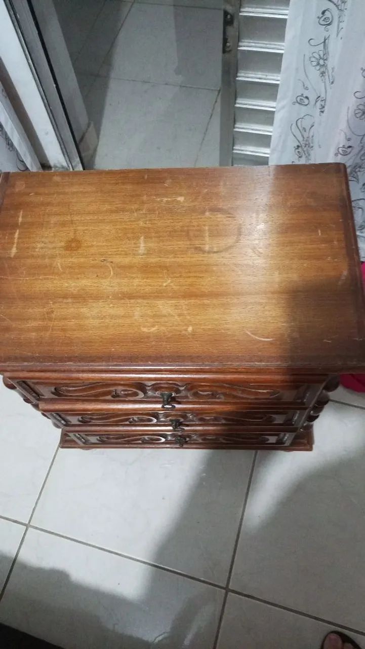 Criado mudo de madeira com 3 gavetas - Foto 2