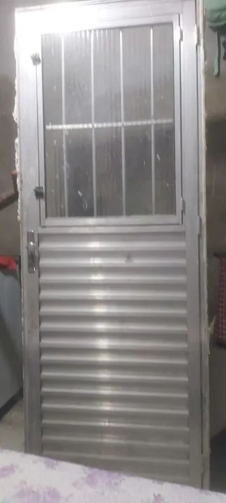 Porta de Alumínio com Grade e Veneziana - Foto 2
