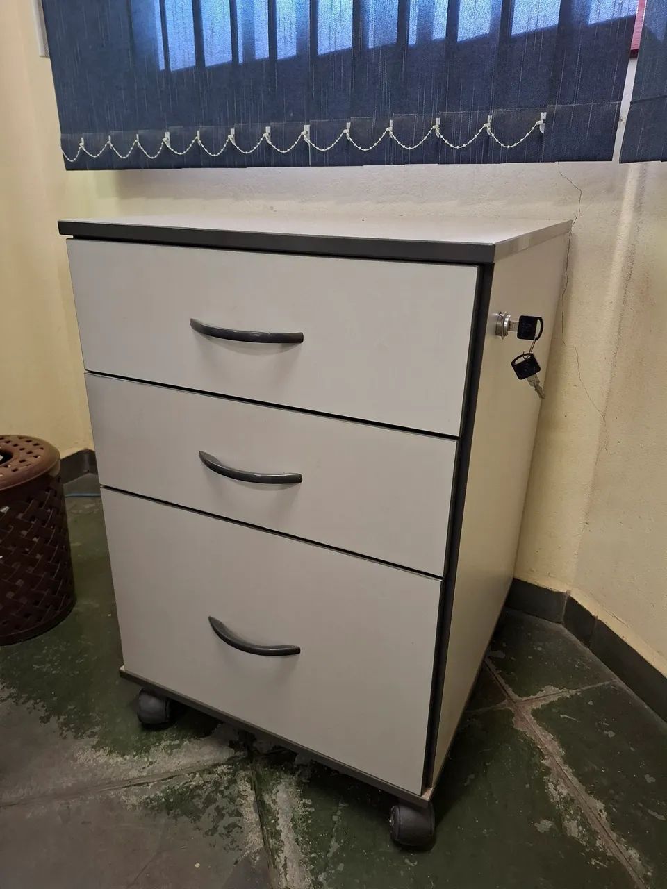 Gaveteiro com 3 gavetas e rodinhas