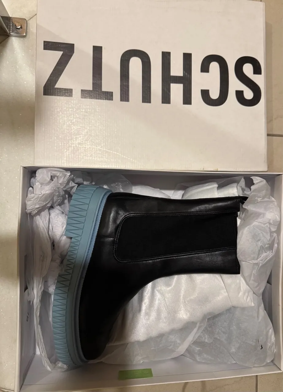 Bota Schutz Chelsea com Sola Azul