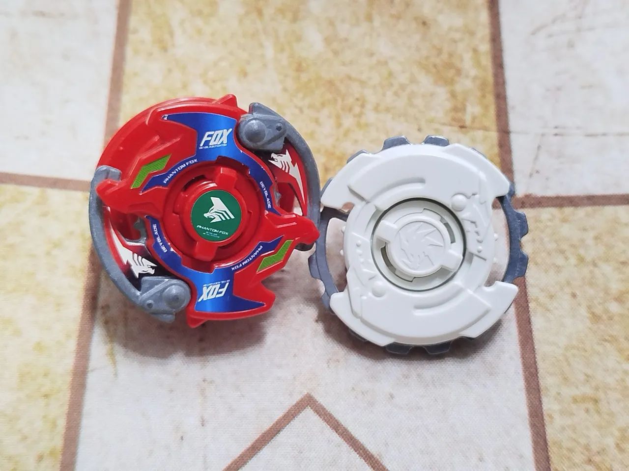 Beyblades HMS Phantom Fox MS (Red) e Gaia Dragoon MS (white) e 